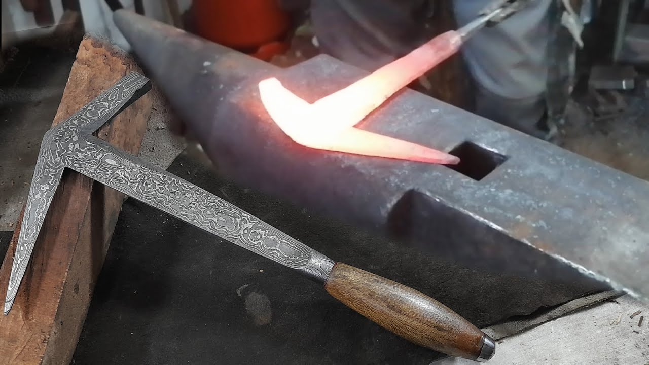 Dachdecker lieben das Teil. Schieferhammer aus Damast 240 Lagen Schmiedeprozess