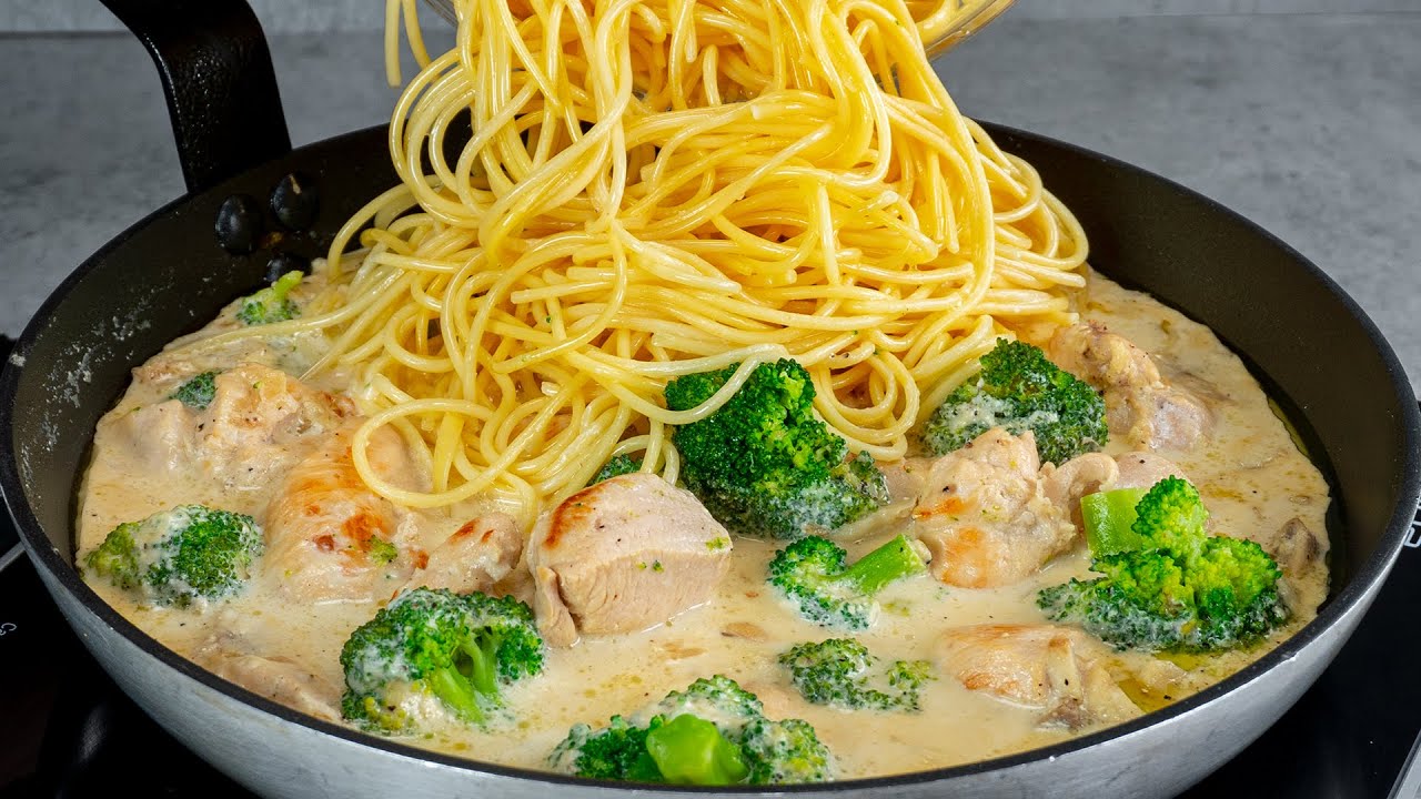 Pasta con pechuga de pollo y brócoli en una salsa cremosa es una mezcla deliciosa