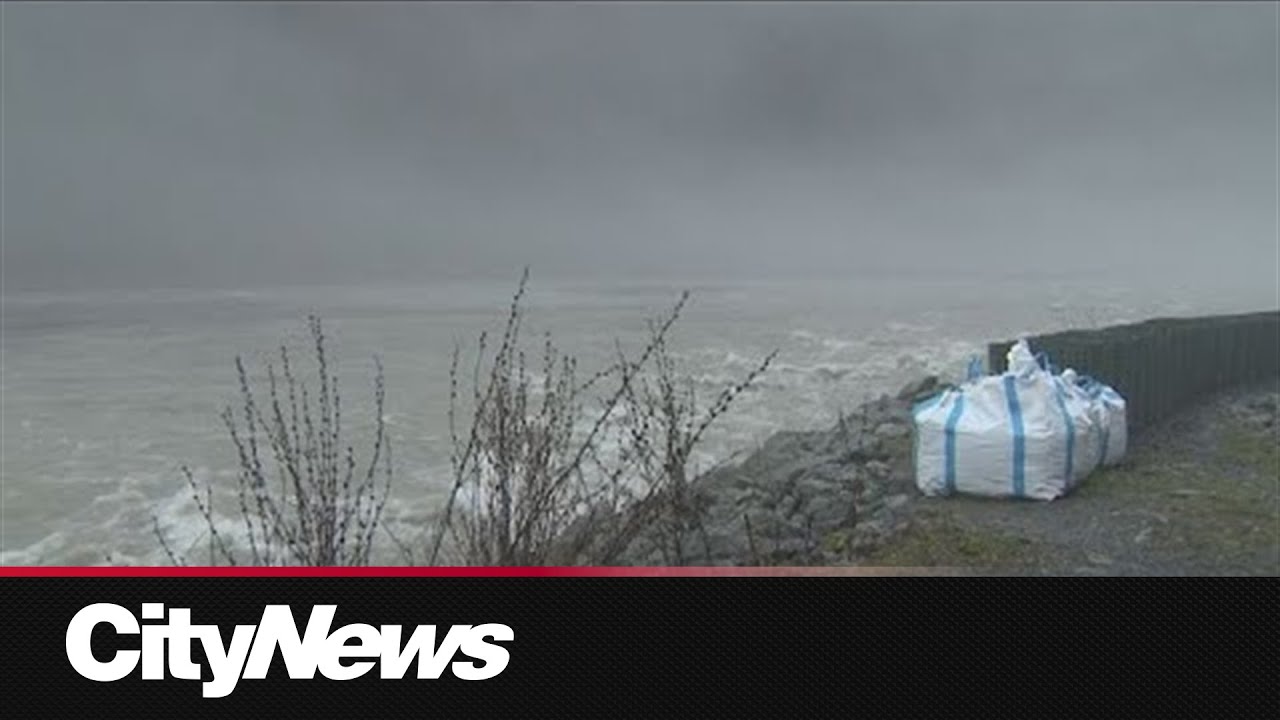 Сильные дожди привели к объявлению эвакуации жителей домов в районе реки Чилливак.