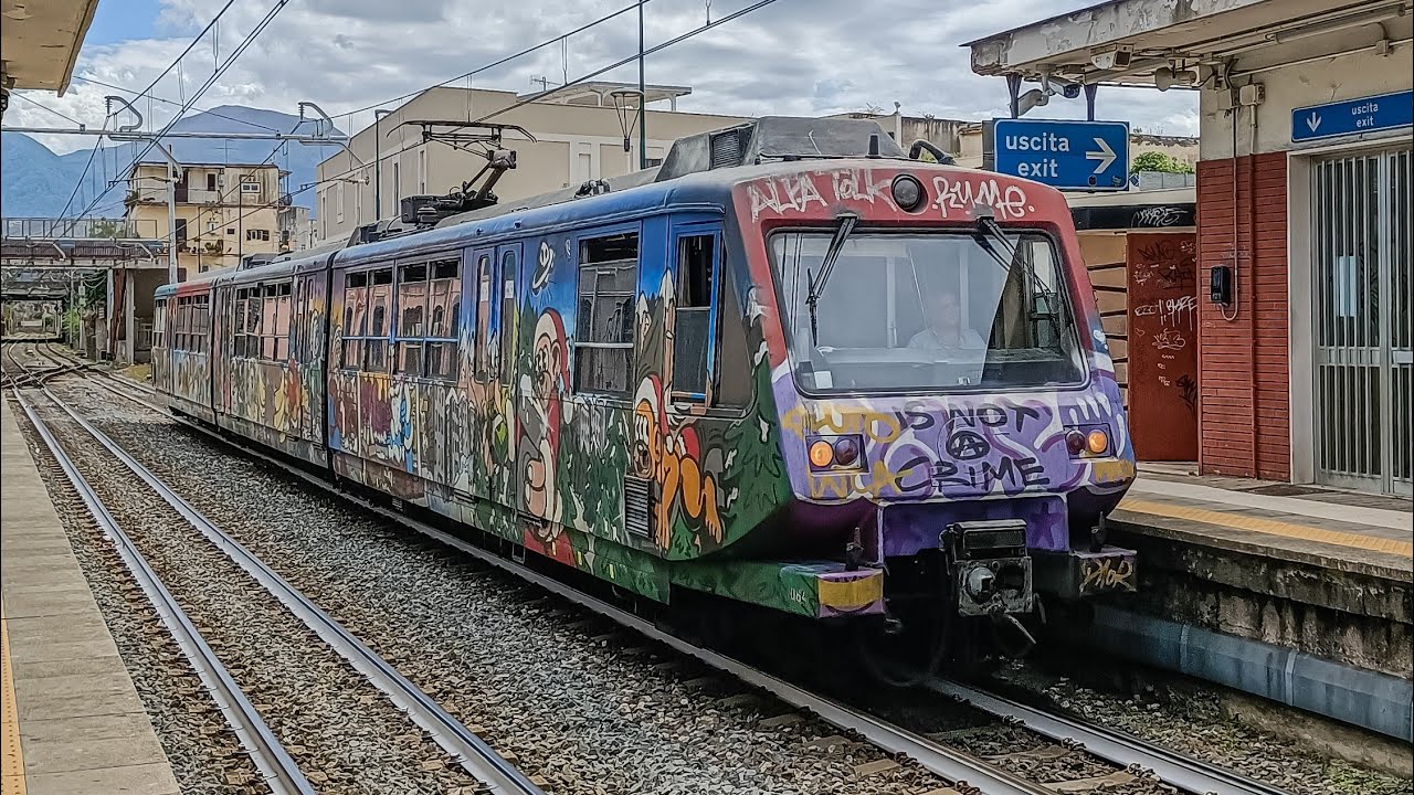 Treni in arrivo, partenza e transito sulla ferrovia Circumvesuviana