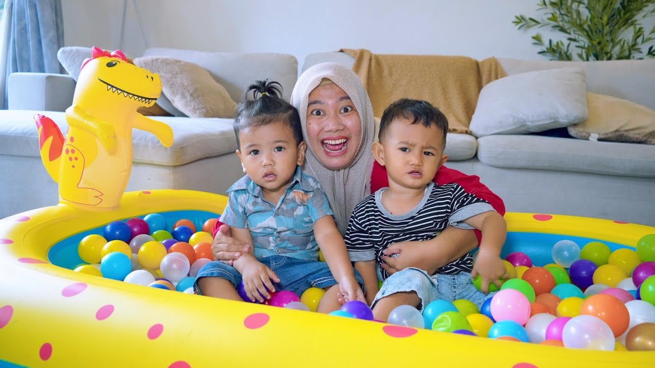 AZAM MAIN MANDI BOLA DAN PECAH BALON BARENG EMIL 🎈