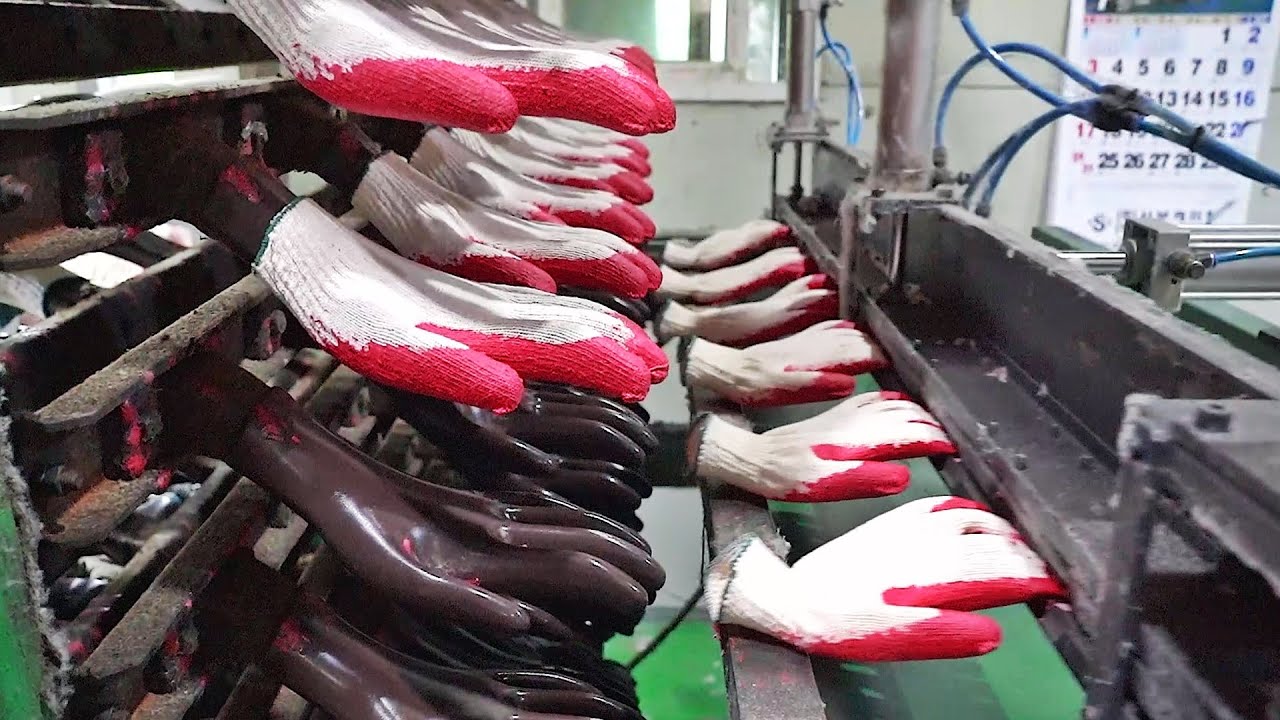 Массовый процесс производства очень известных красных перчаток