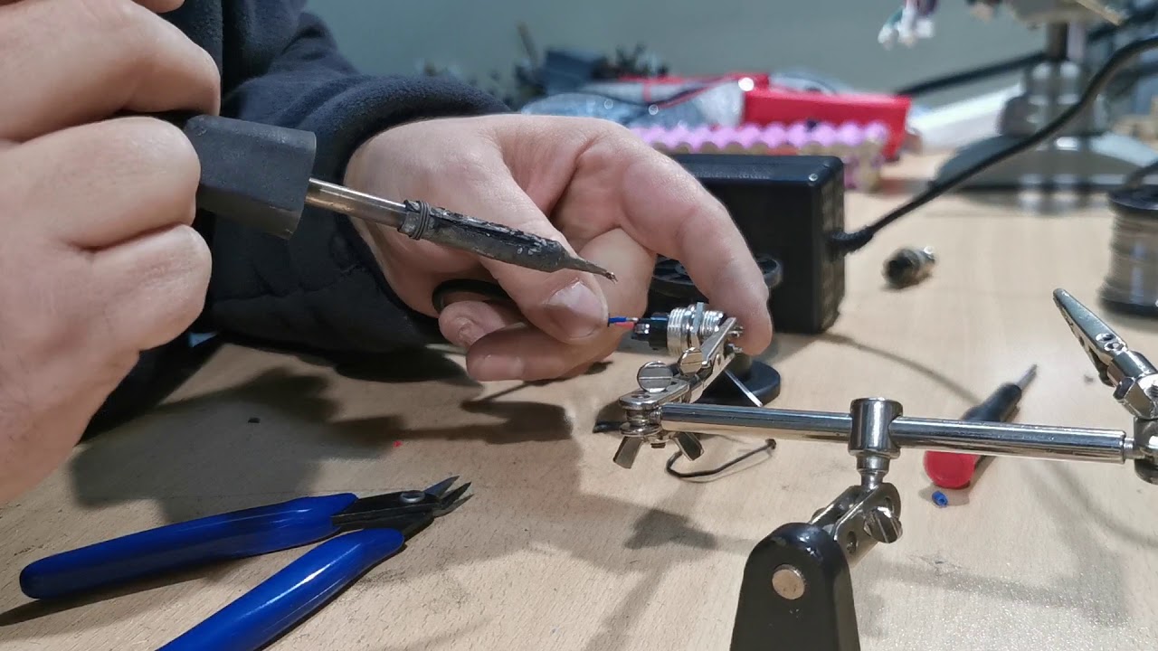 Cambio conector cargador patinete eléctrico