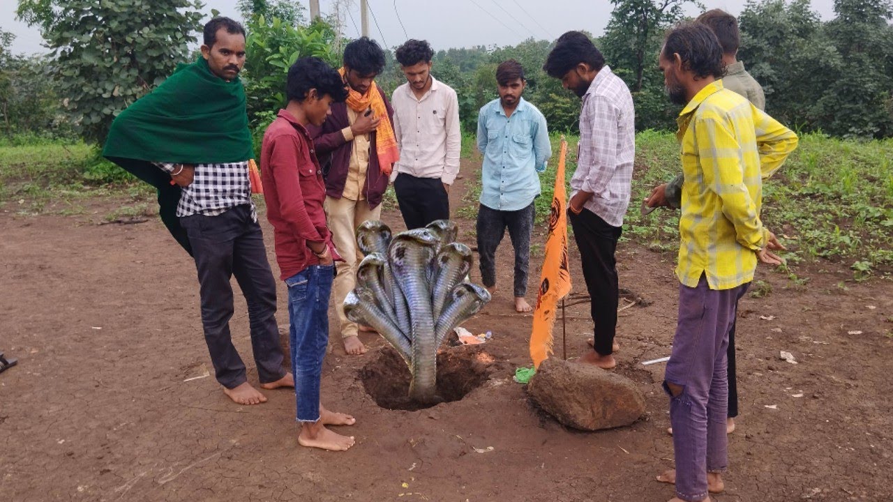 खाती गैर घाटी में गुफा निकला उसे गुफा में विदेश ब्राह्मणे कुद कर देख रहा है क्या है क्या नहीं