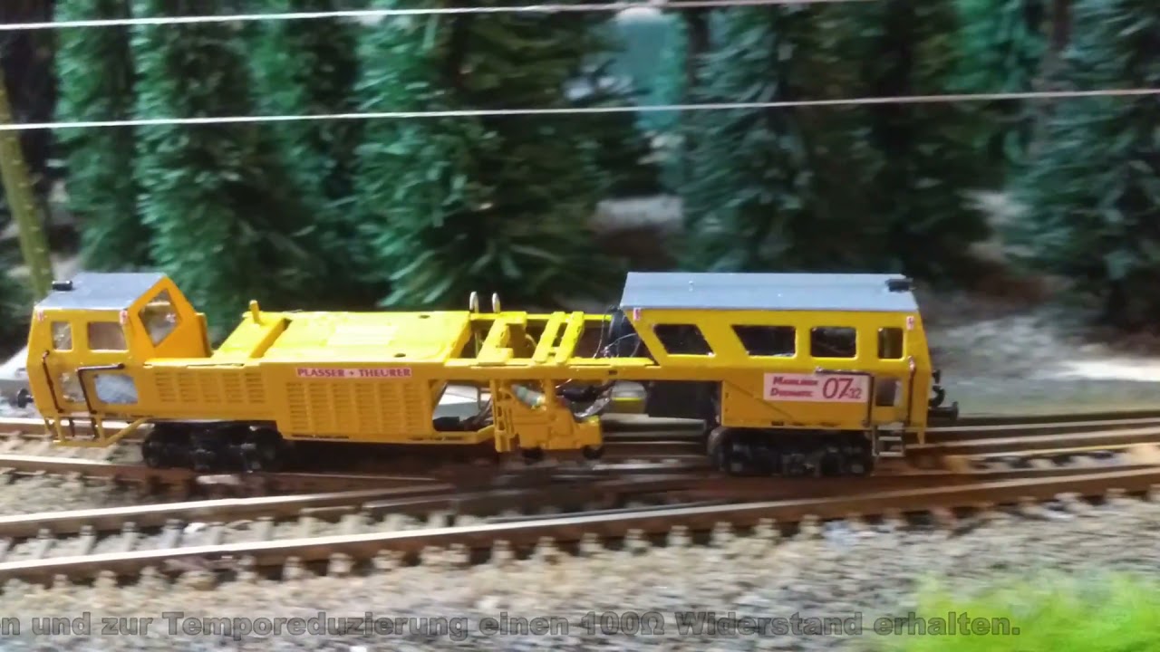 Gleisstopfmaschine Duomatic07,  in der Spur Z auf Probefahrt