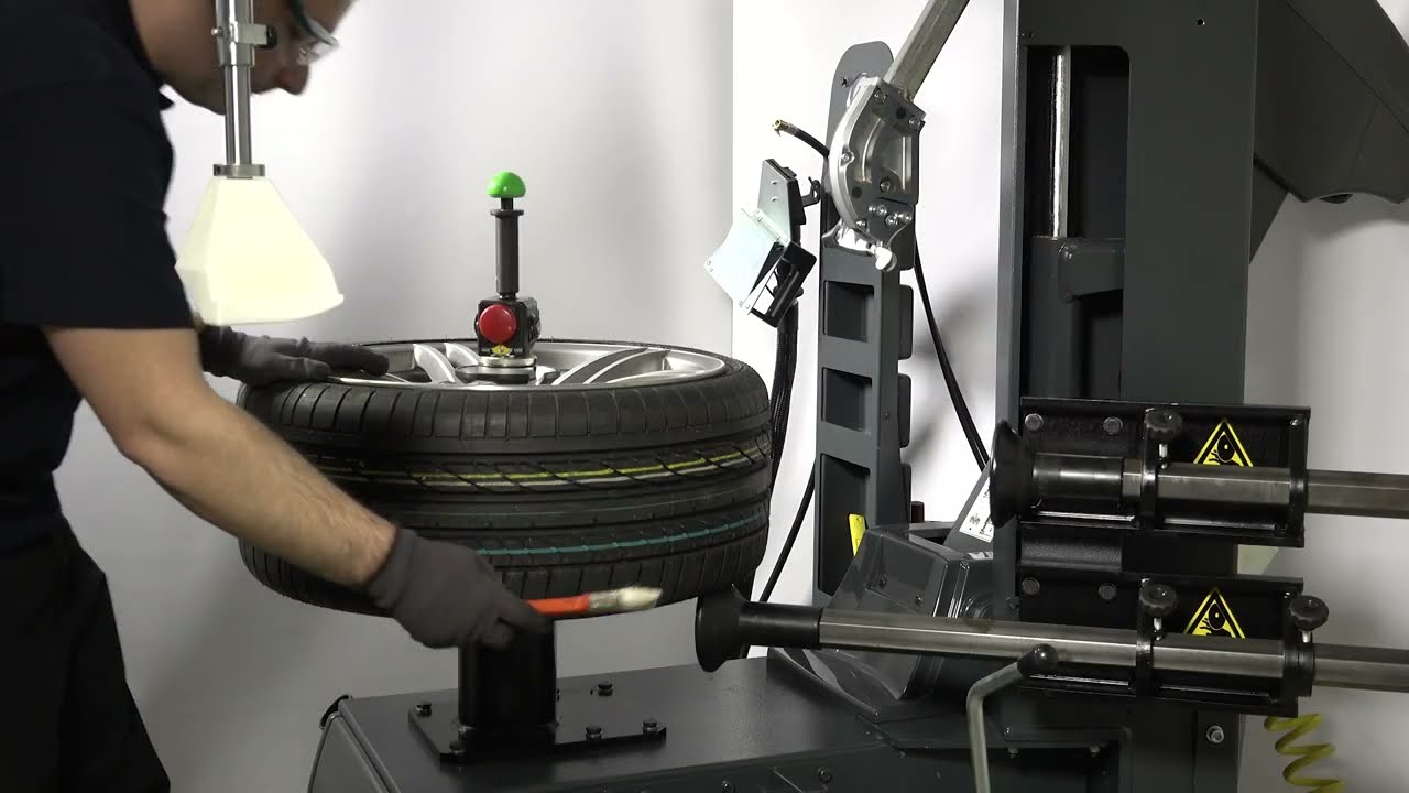 Runflat Reifen mit einer Beissbarth Reifenmontiermaschine montieren