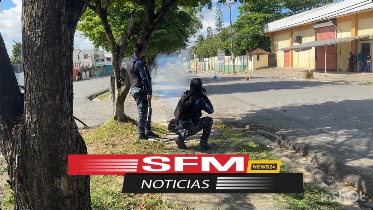 Ahora mismo miren lo que está pasado en el liceo Cecilia Pepín  con la policía y los estudiantes