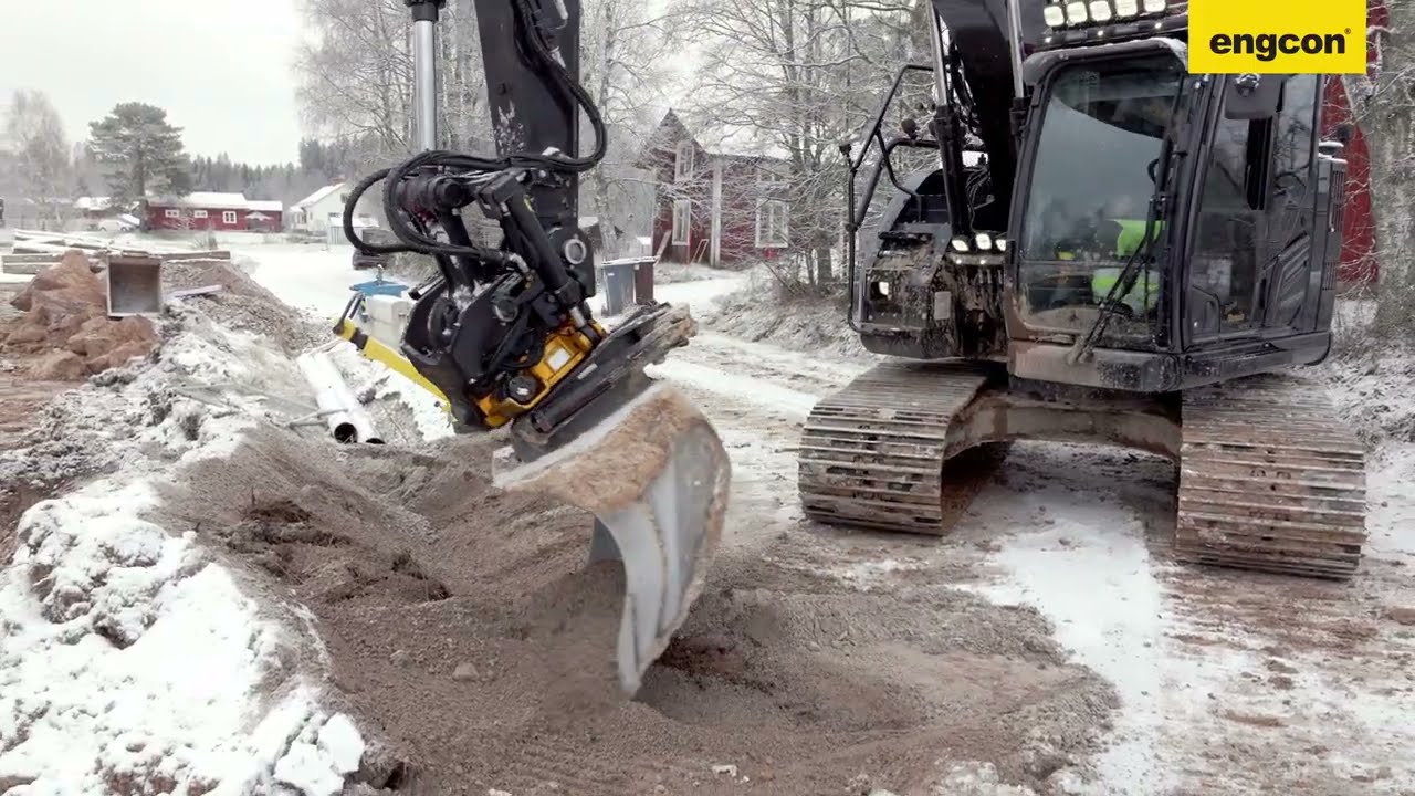 Black Hitachi ZX135US with Gold engcon EC214 &ndash; Lill-P&auml;rs Schakt Turns Heads
