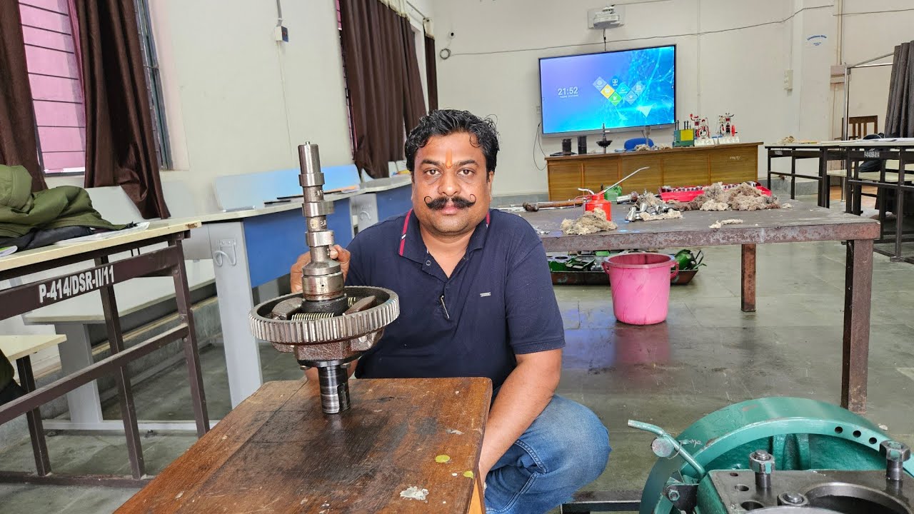 Governing system, constant speed centrifugal mechanical wet type governing system. गवर्निंग सिस्टम