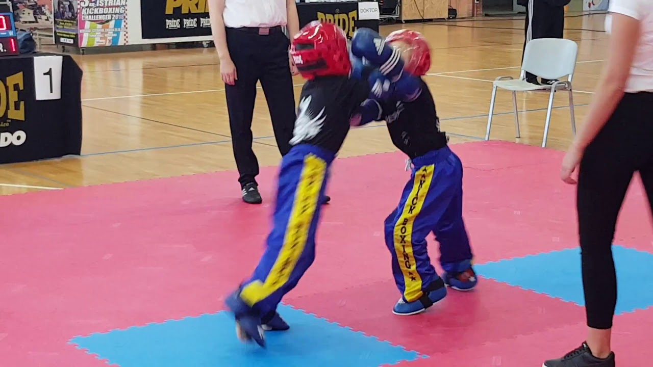 Vito Lazarić, Kickboxing turnir u , 20.10.2018. Kategorija do 25 kg.  Druga borba.