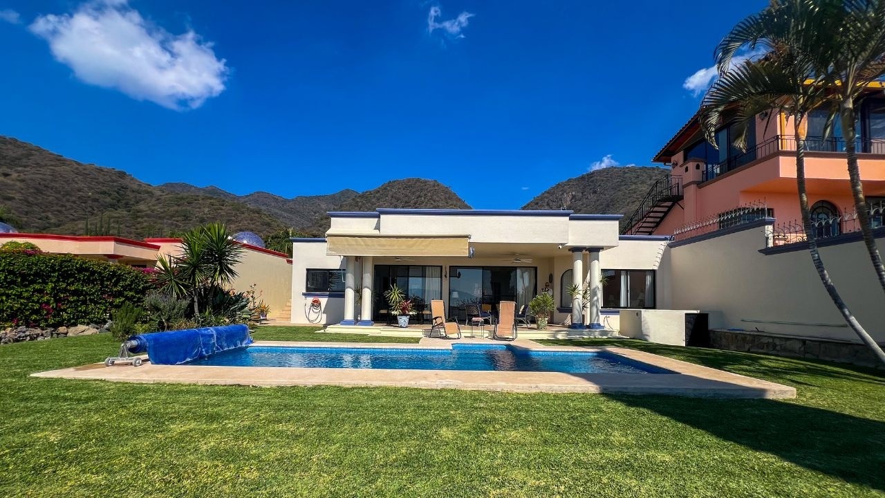 Прекрасный дом в Ахихике с видом на озеро продается | 3 спальни, бассейн и сад, Мексика