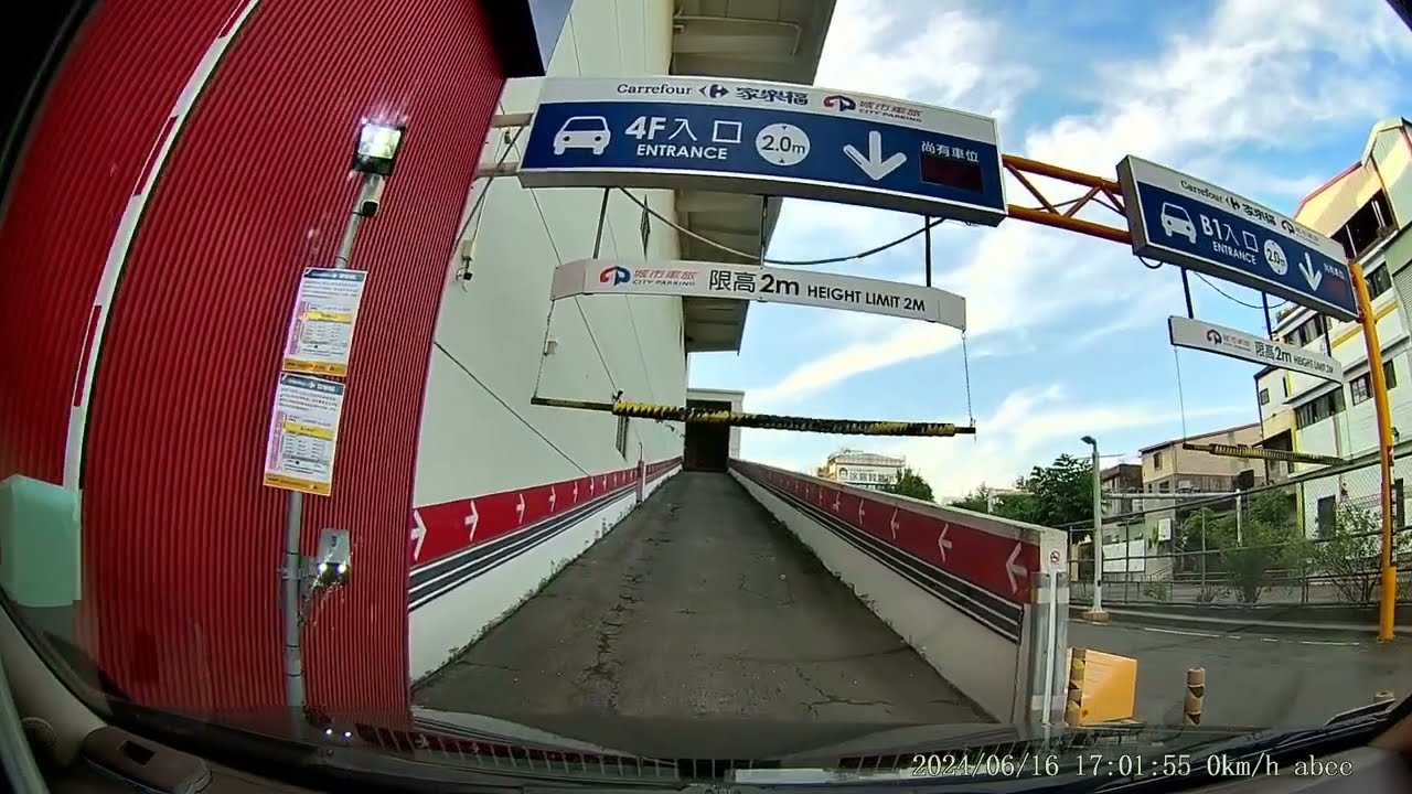 高雄家樂福楠梓店地上停車場