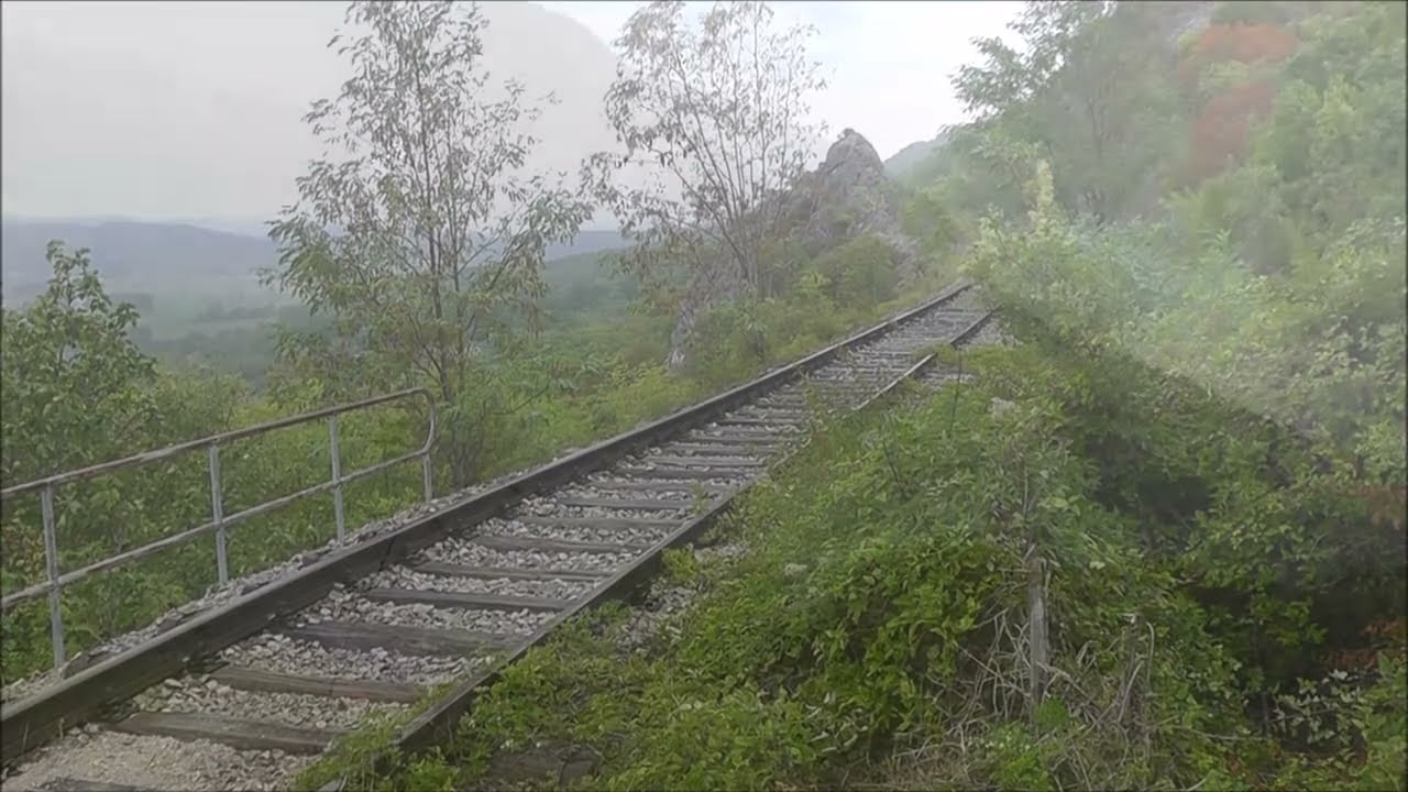 Bahnstrecke im Dornröschenschlaf in Kroatien...eine stillliegende Bahnstrecke am 31.8.2022...