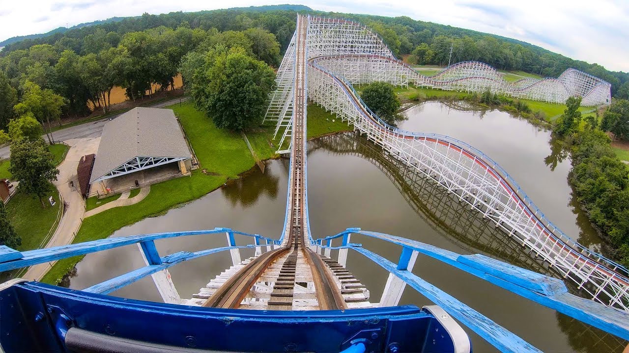Деревянные американские горки Great American Scream Machine в Six Flags Over Georgia, вид от перв...
