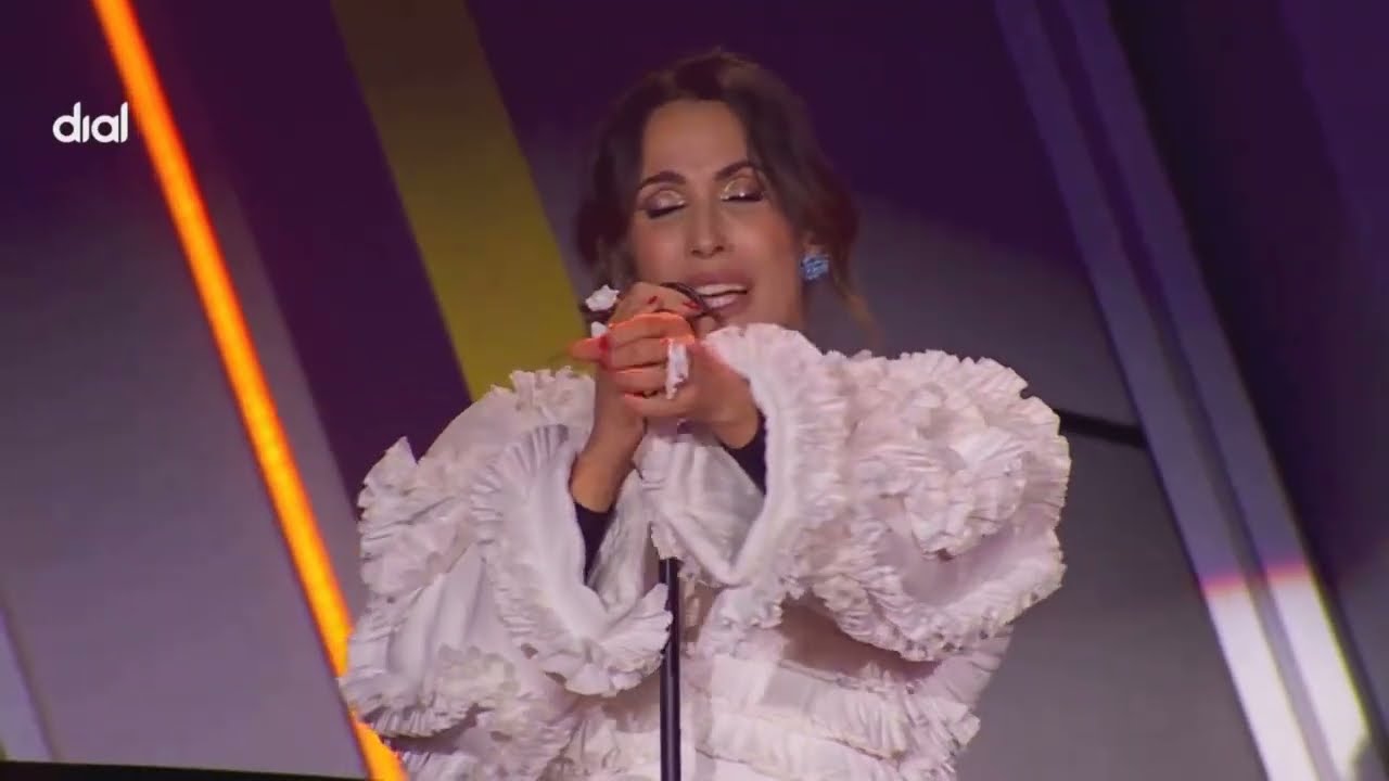 Malú - Ausente | Directo Premios Dial 2024