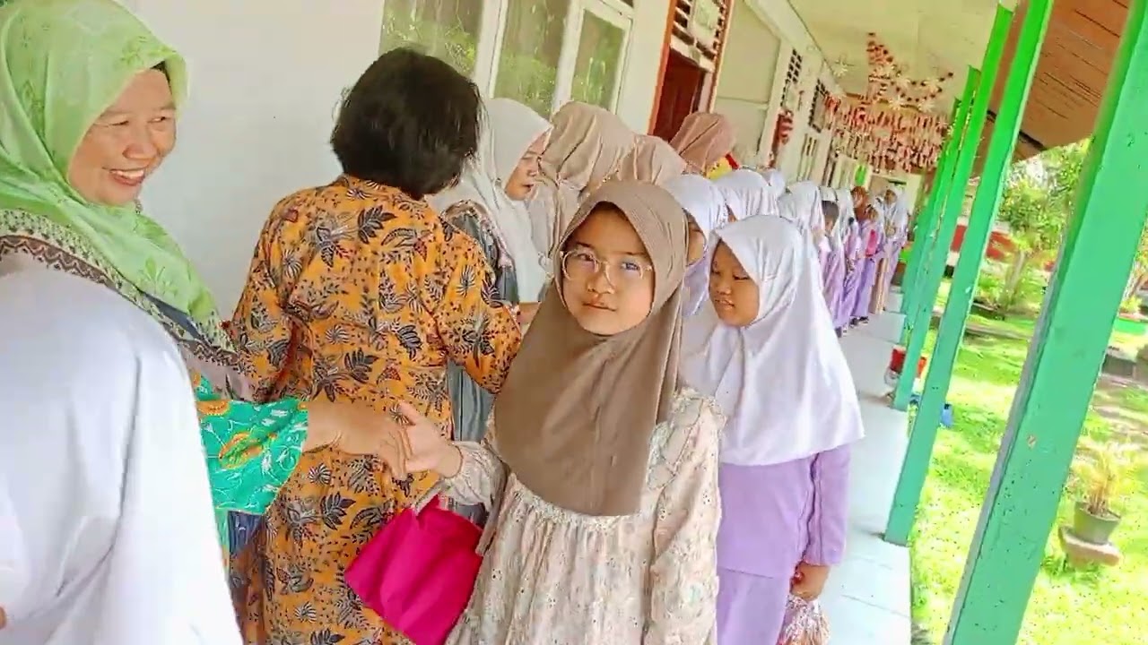 Bersalam-salaman di sekolah sebelum libur Lebaran Idul Fitri 1447 H 