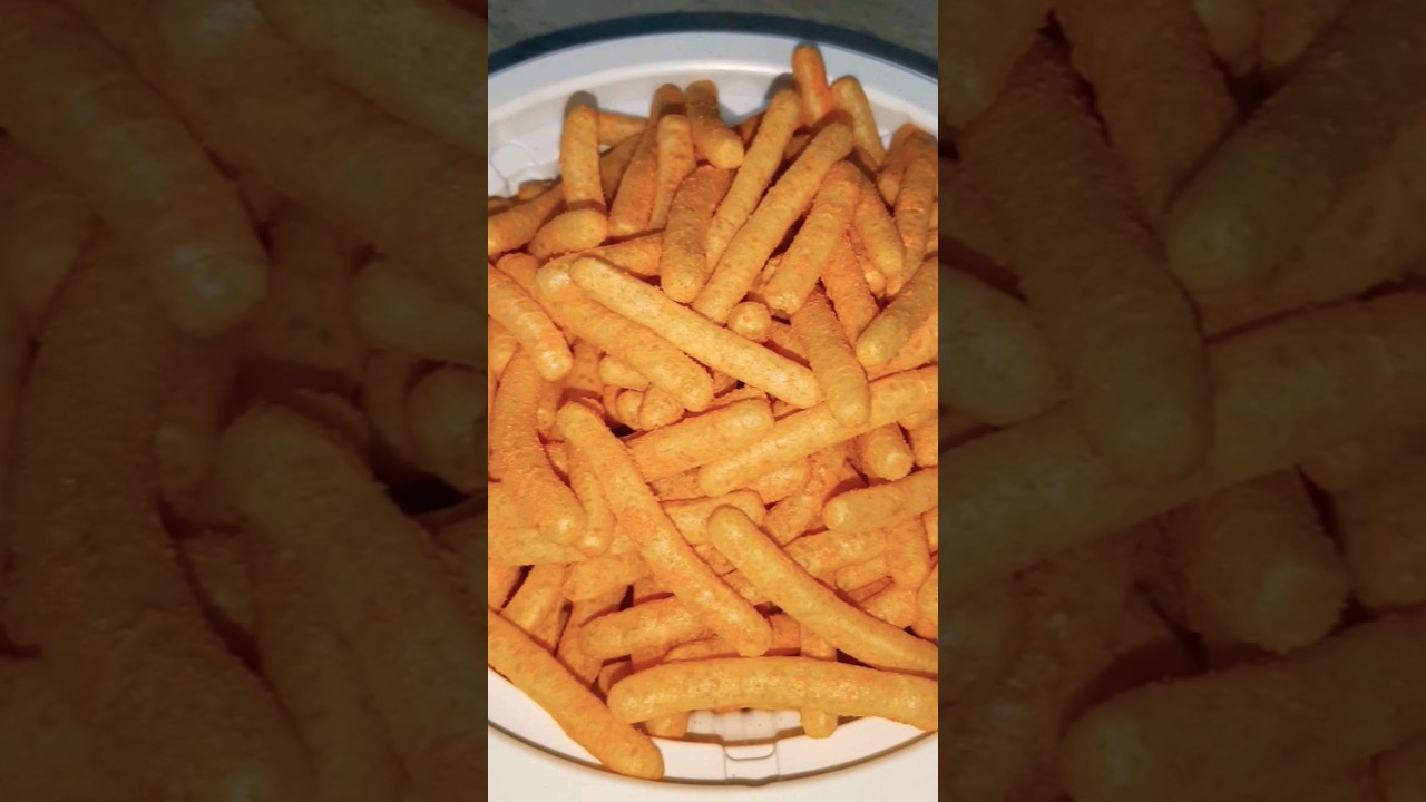 The best way to eat chips, table etiquette. How to be elegant eating chips  