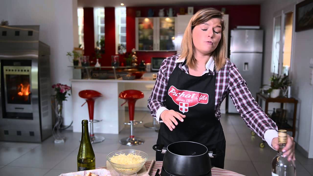 Préparation de la fondue Savoyarde