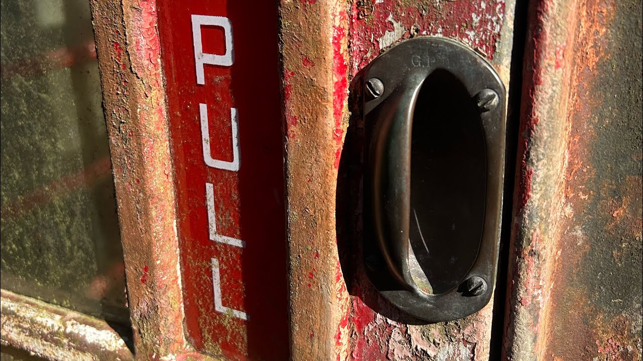 Closer look at the K6 telephone box.