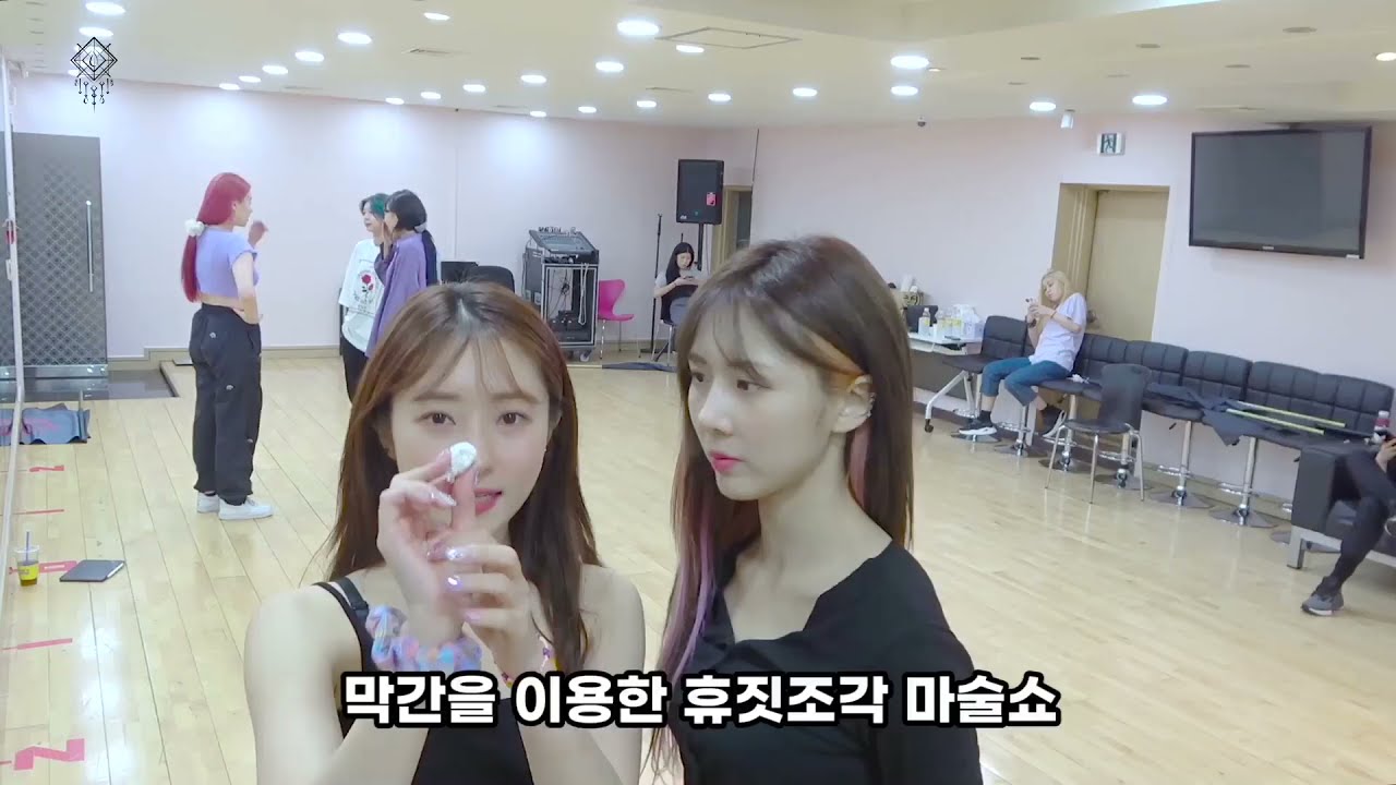 Dreamcatcher and their dancers scaring each other 😂