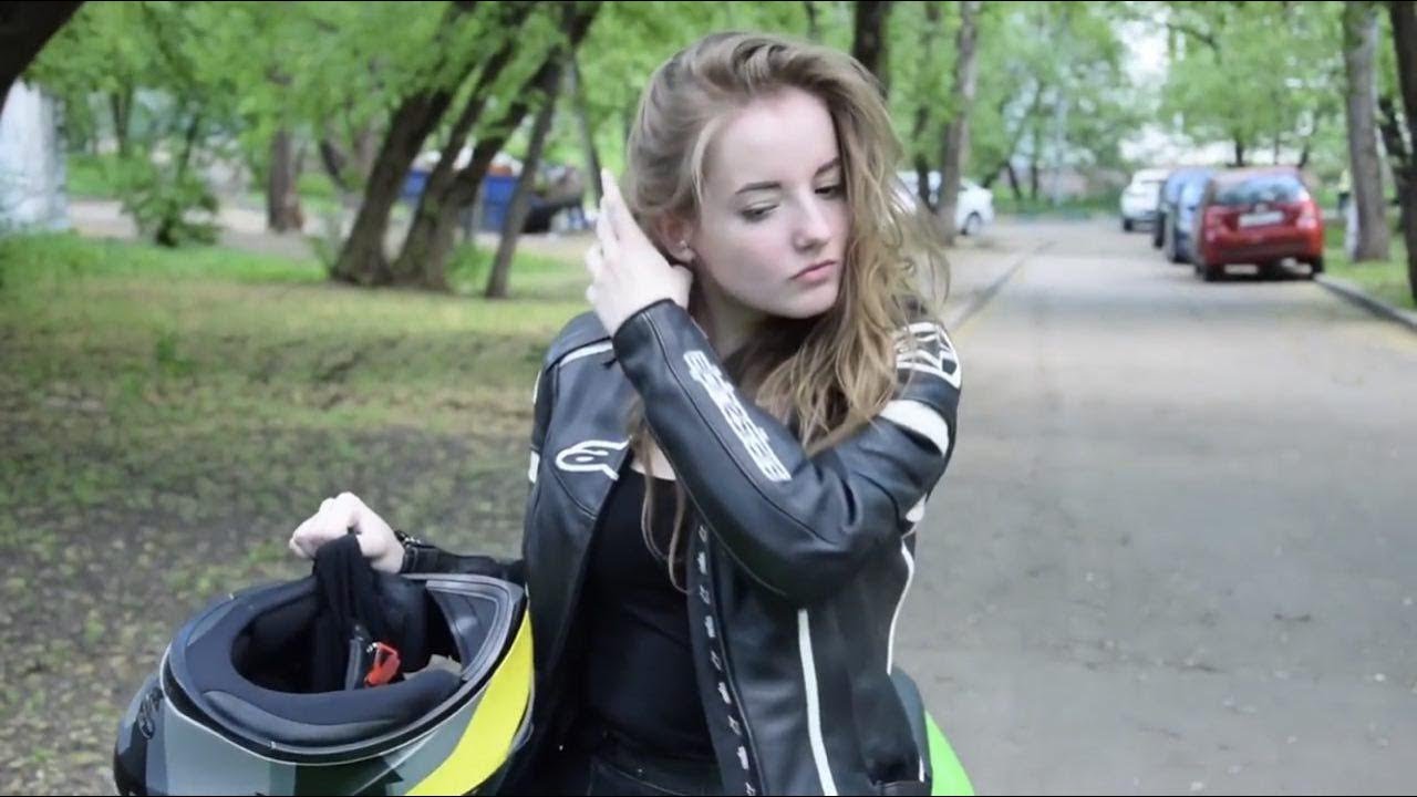 Мотоциклистка катается на Kawasaki Ninja по Москве