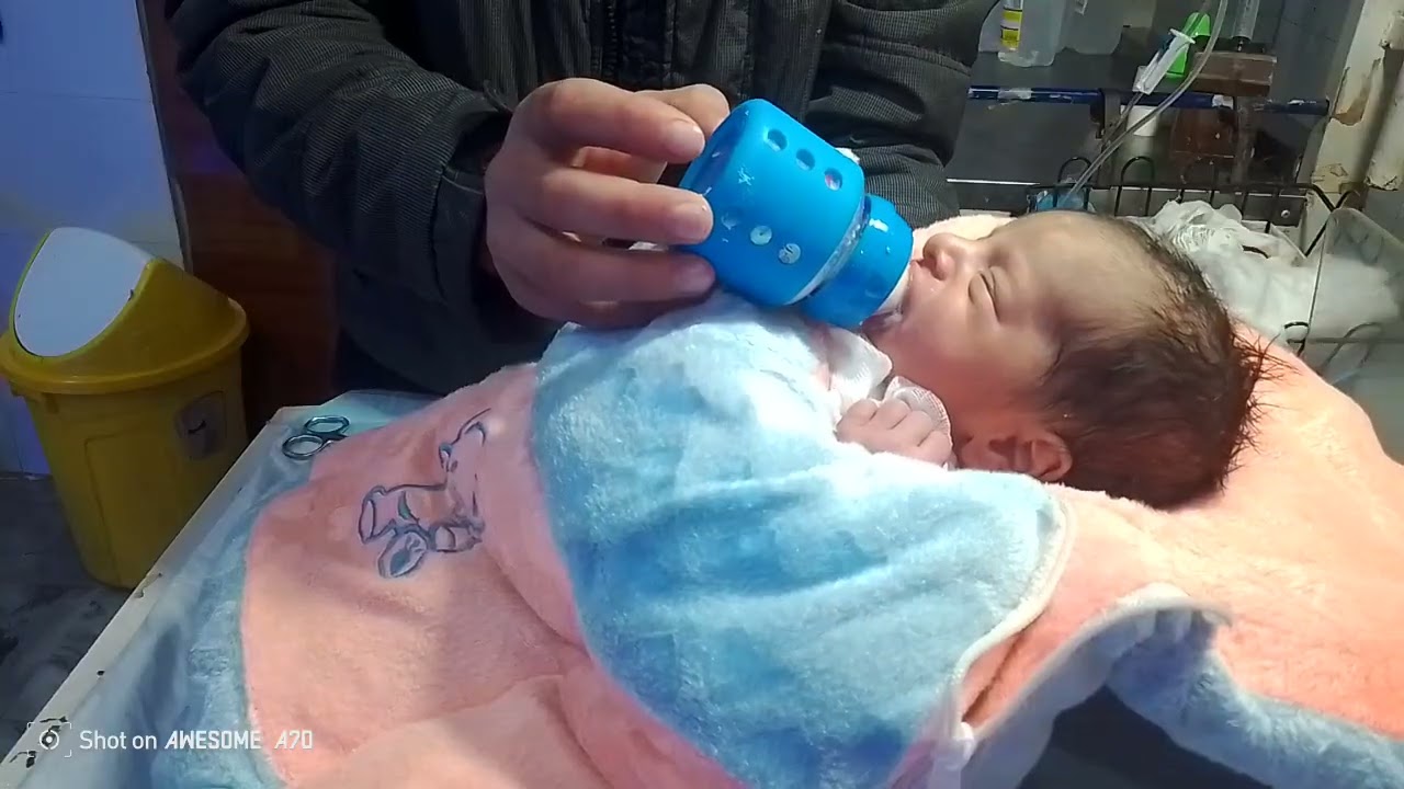 Safe and Easy Bottle Feeding for Newborn Babies