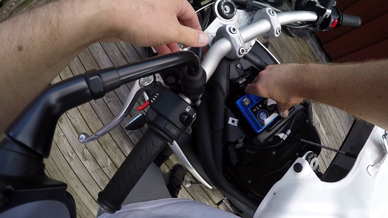 2011 Triumph Speed Triple - Changing the battery to SHIDO Lithium.