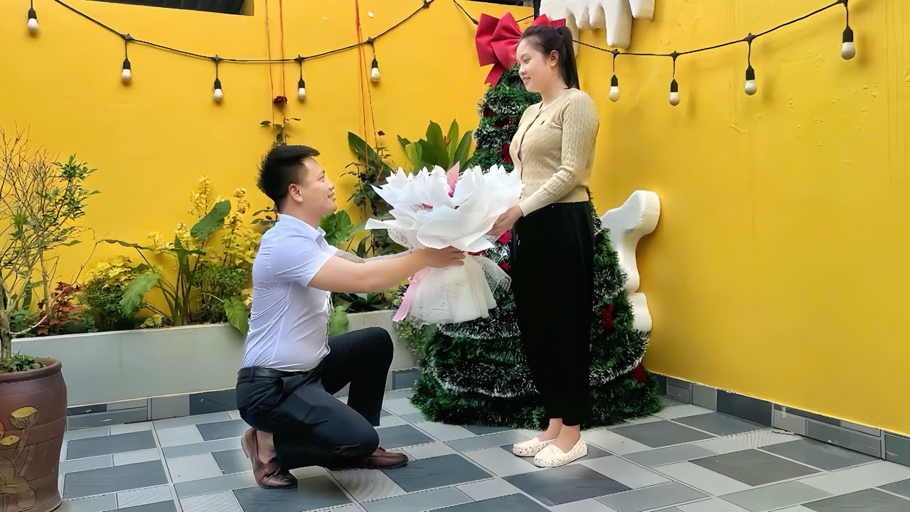 CEO John unexpectedly gave the poor girl Tieu Hoa a small gift.could this be his declaration of love