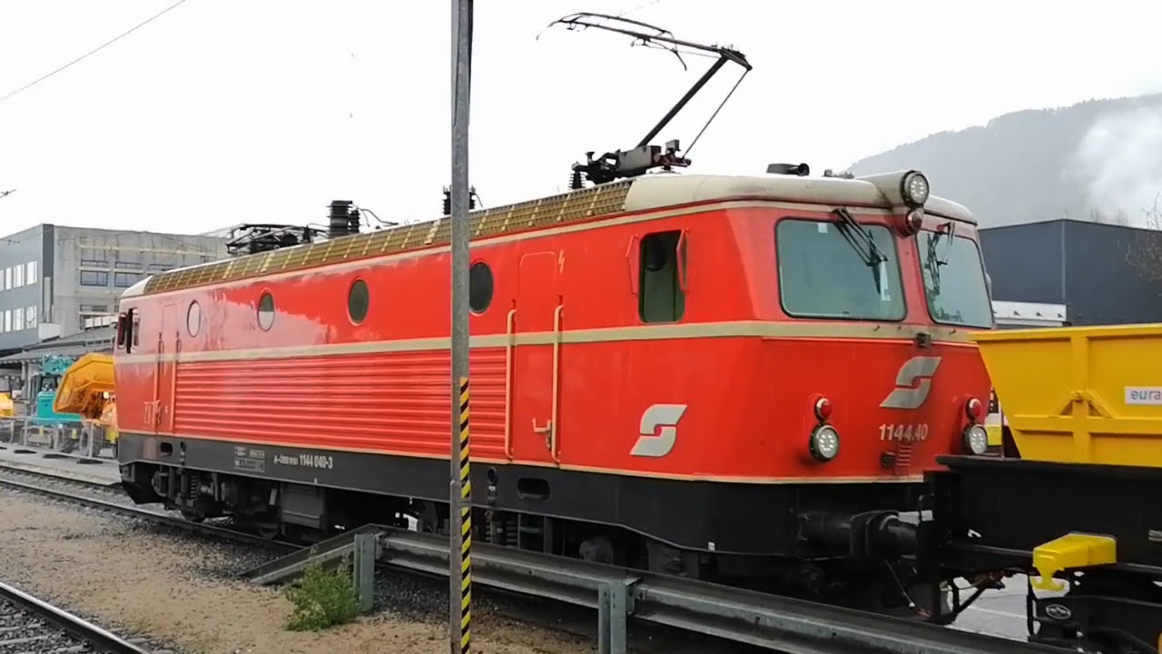 ÖBB Bahnhof Frastanz: RH 1144 040 "Jaffa Design" im Verschubdienst, 1144 + 2068 am Güterzug + DOSTO