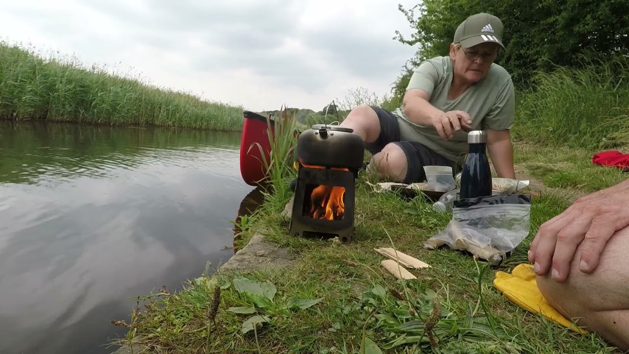Canoeing Leeds to Liverpool Canal first time in a open canoe