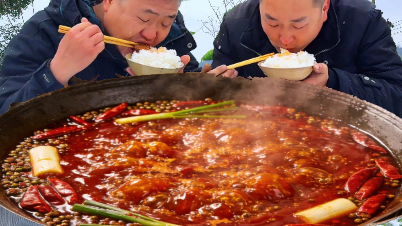 下大雪了摘點青菜，兄弟倆在雪地裡吃頓火鍋，麻辣入味真過癮【鐵鍋視頻】
