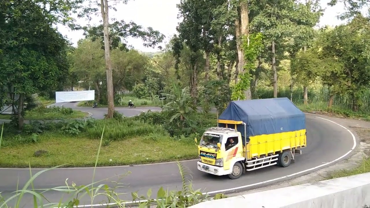 Hunting kereta api disusul truck muatan ngebut ditikungan tajam lahor karangkates 