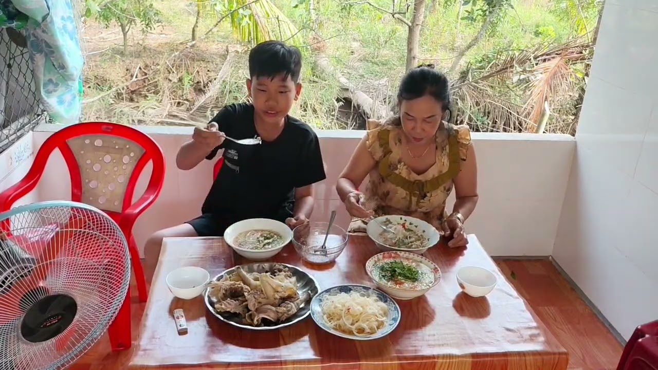 Bắt gà vườn nấu cháo xé phay mời cả nhà cùng ăn./CLMT