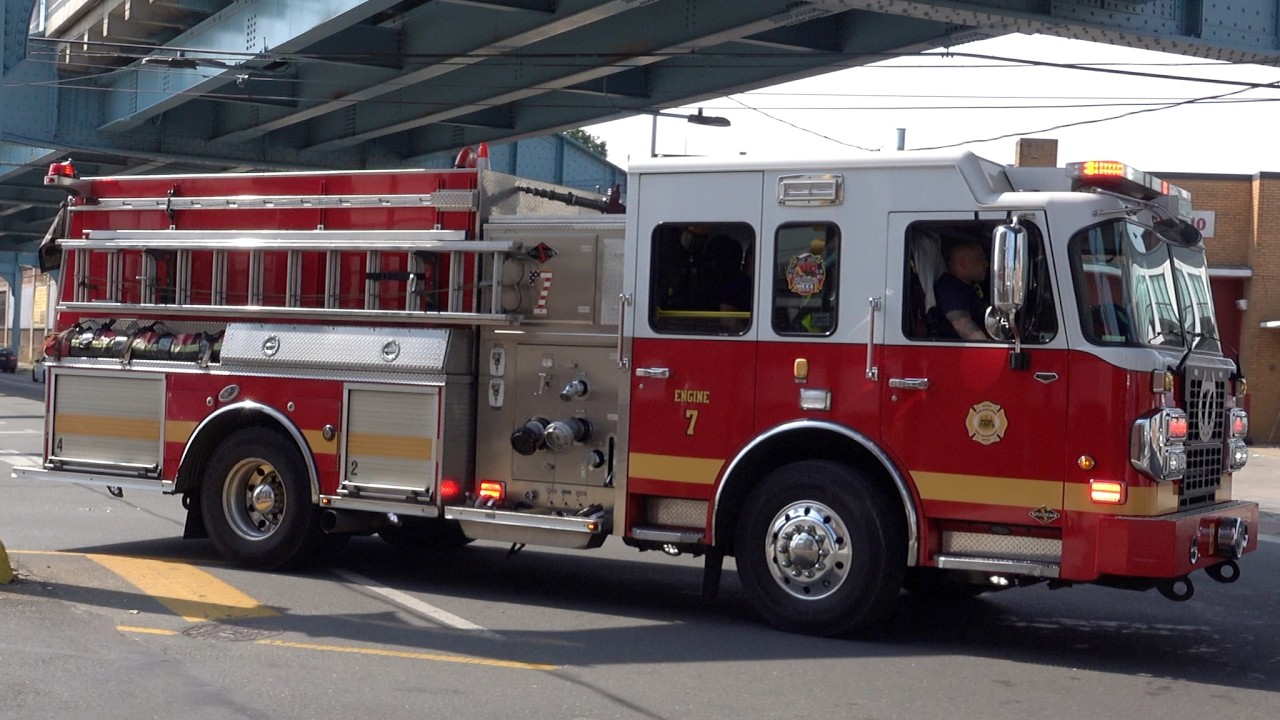 Philadelphia Fire Department Engine 7 Responding