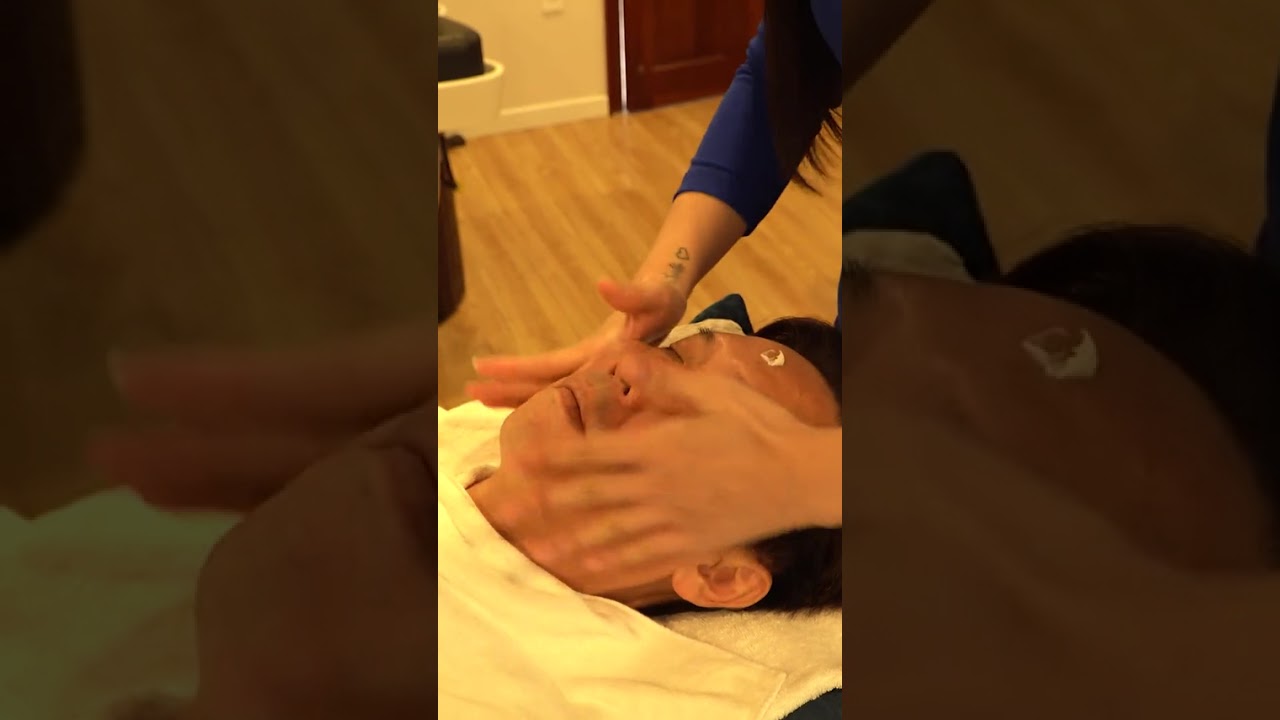 ASMR: A masseuse with beautiful eyes!! Full Service (Shave, Ear Cleaning, Massage, Manicure)