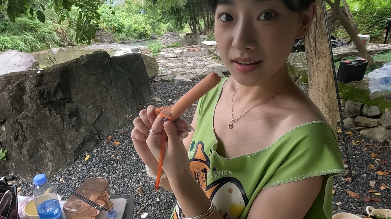 粥粥山林间做饭体验之最后一道菜，火腿炒蛋，粥粥教你剥火腿的小窍门。下一期我们新人杉杉再见啦