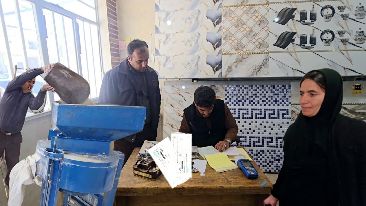 Khosrow and Sakineh travel to the city to buy tiles for their dream house.