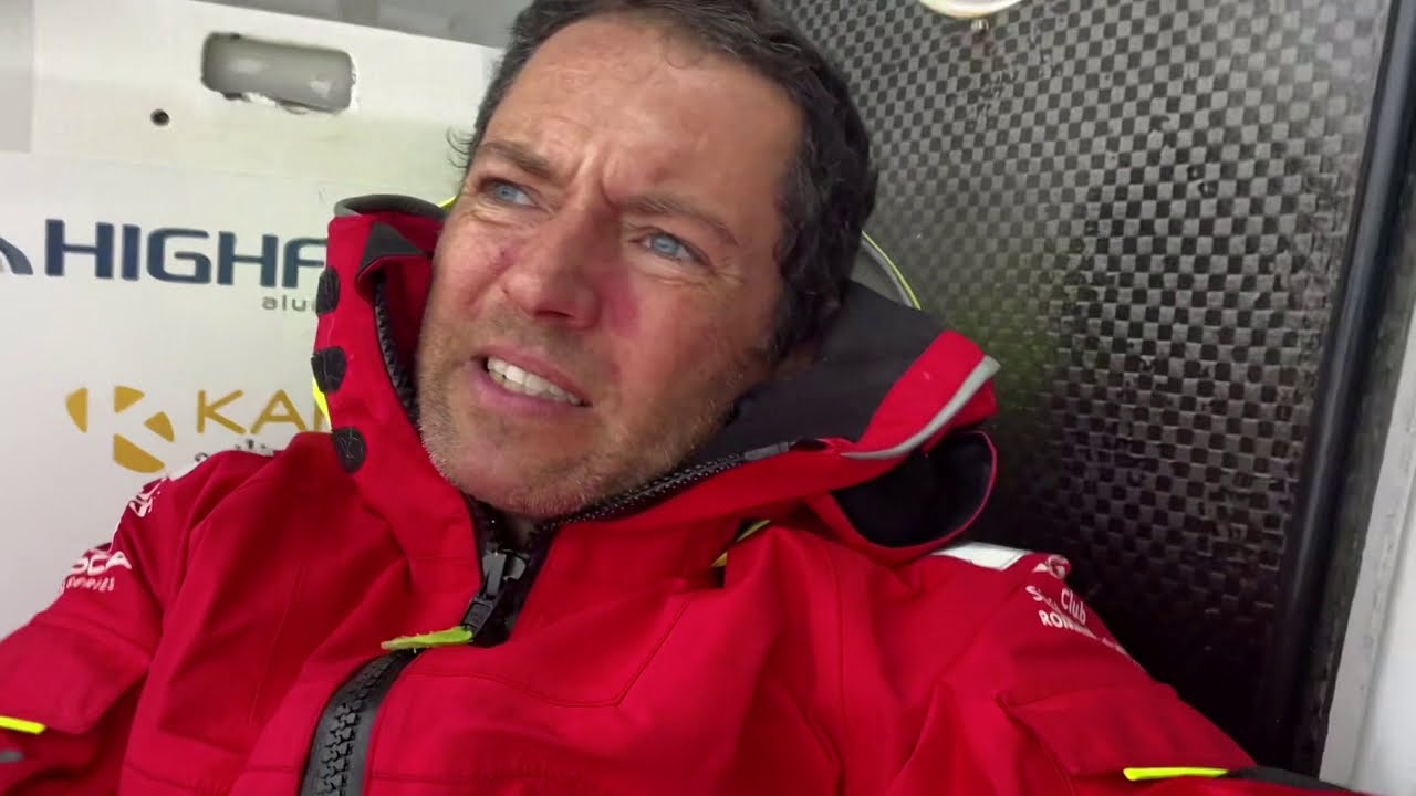 Romain Attanasio se blesse en tombant dans des conditions de mer dantesques