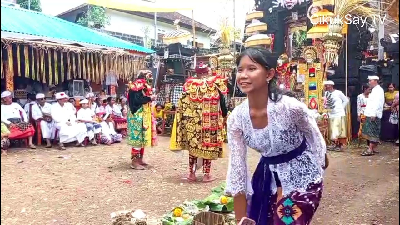 Seka Topeng Gita Santi Budaya ngayah mesolah ring Pura Dalem Desa Bestala