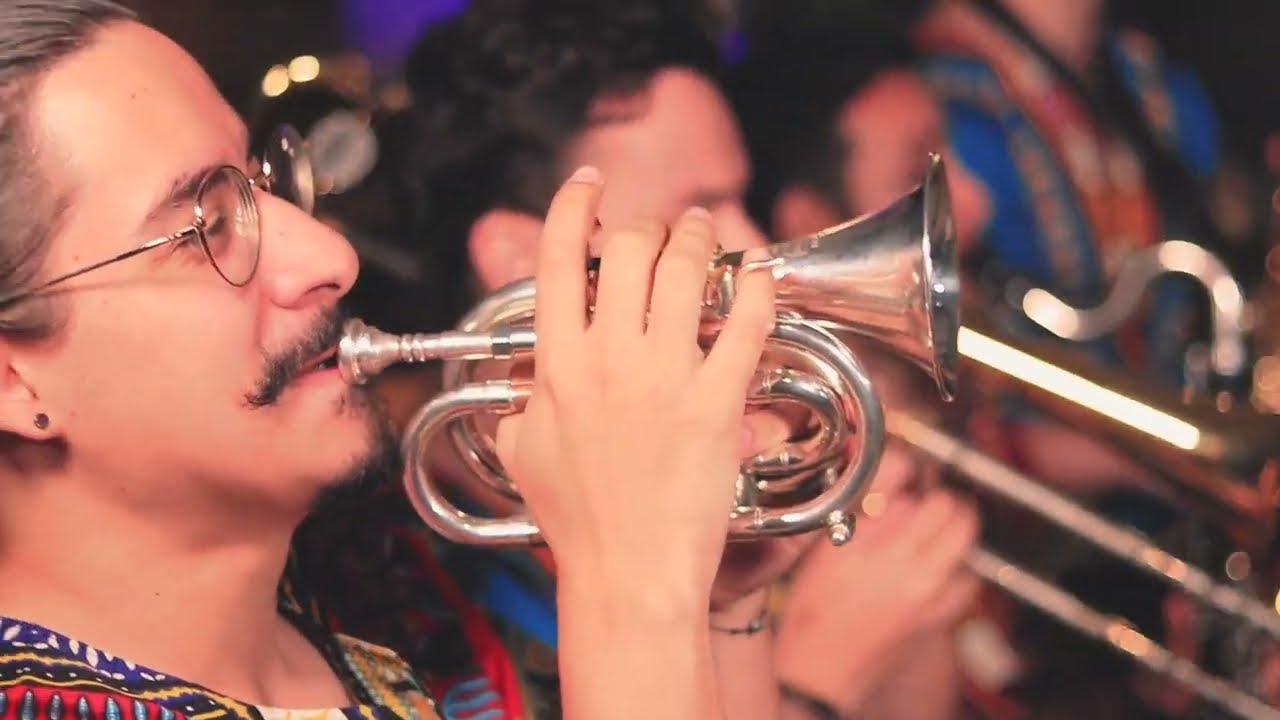 Me cogió la noche - Grupo Bahía feat. Banda Sinfónica La Estrella