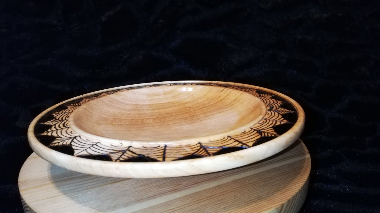 A plate with pyrography - Woodturning