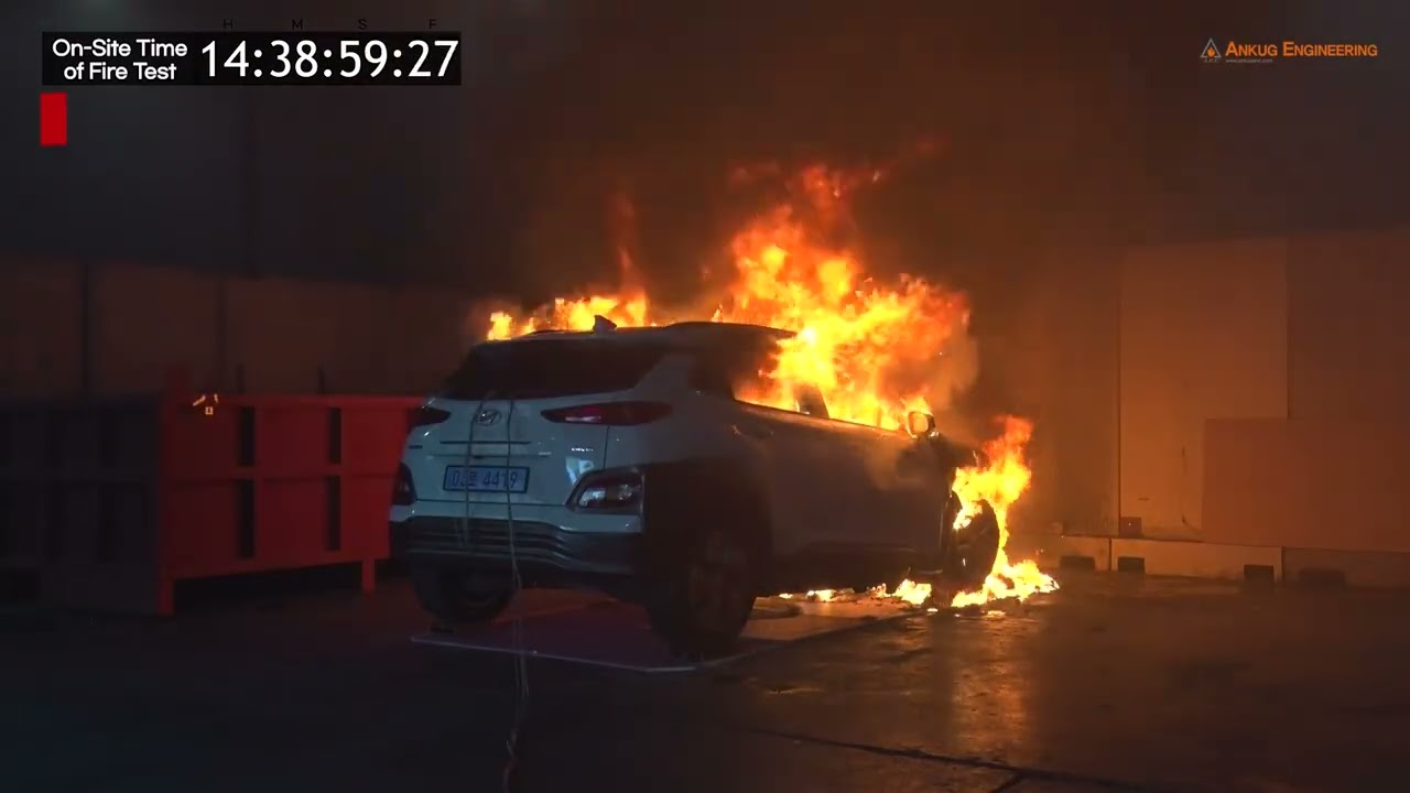 F500 - Extinci&oacute;n de fuego en un auto el&eacute;ctrico con bater&iacute;a de iones de litio.