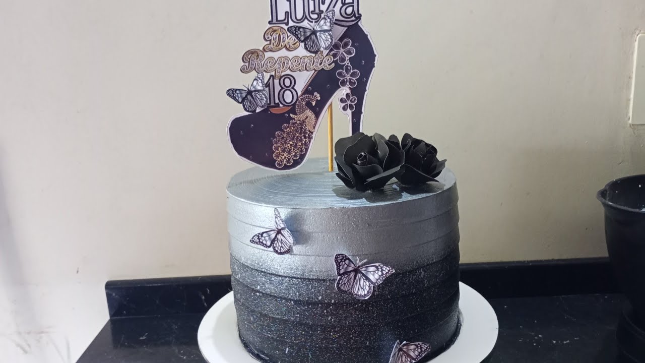 confeitando bolo no tema,, De Repente 18 na cor preto e prata