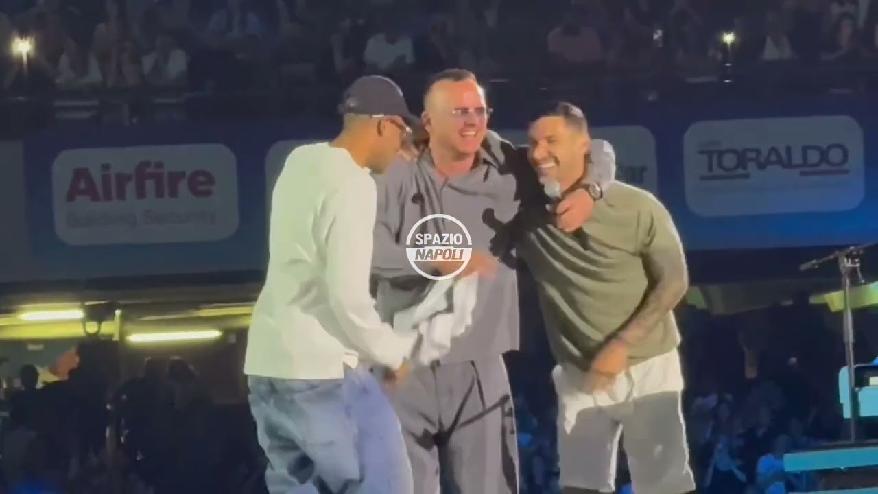 GIGI D'ALESSIO feat con DUE CALCIATORI DEL NAPOLI 🤩 E lo Stadio MARADONA IMPAZZISCE 🔊