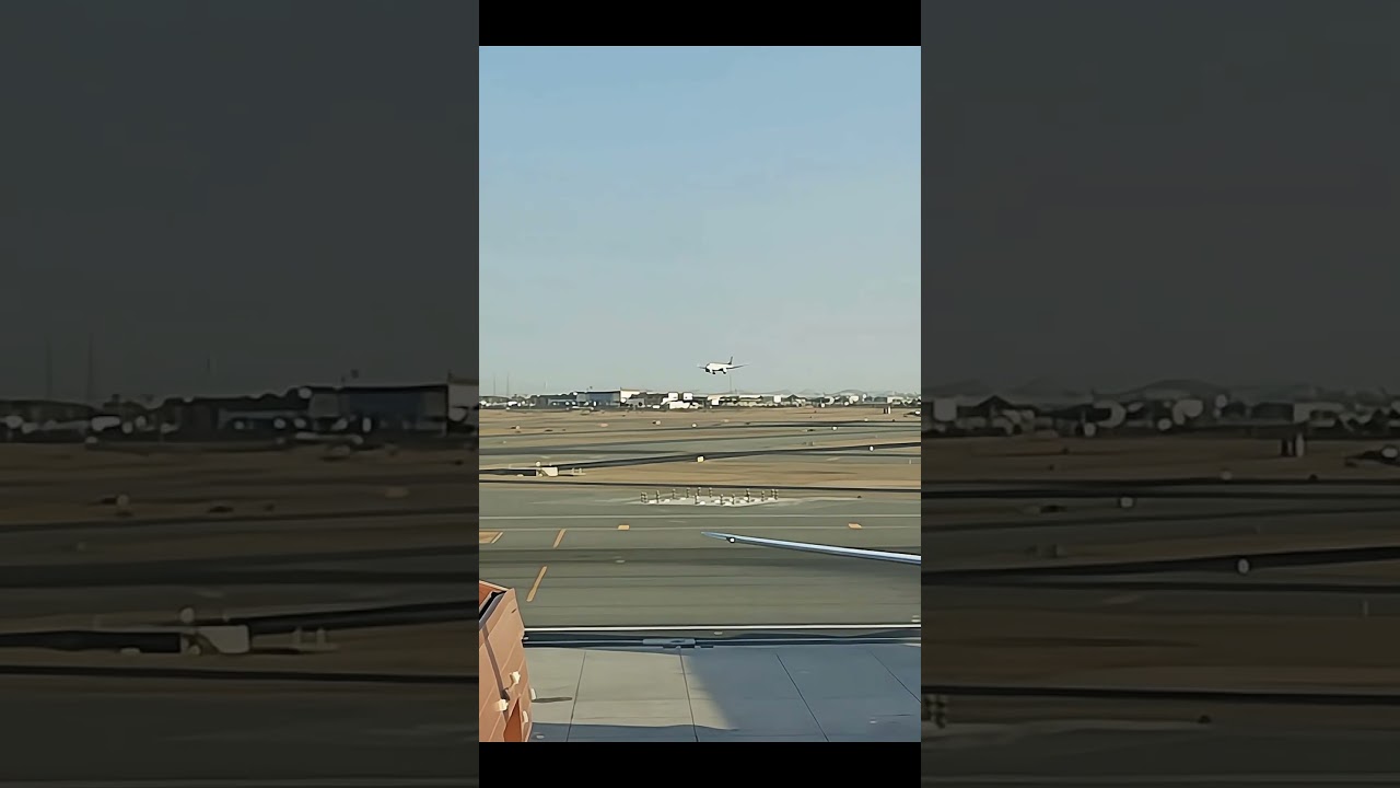 Jeddah Airport Plane landing #aeroplane #jeddah #saudiarabia #landing #takeoff