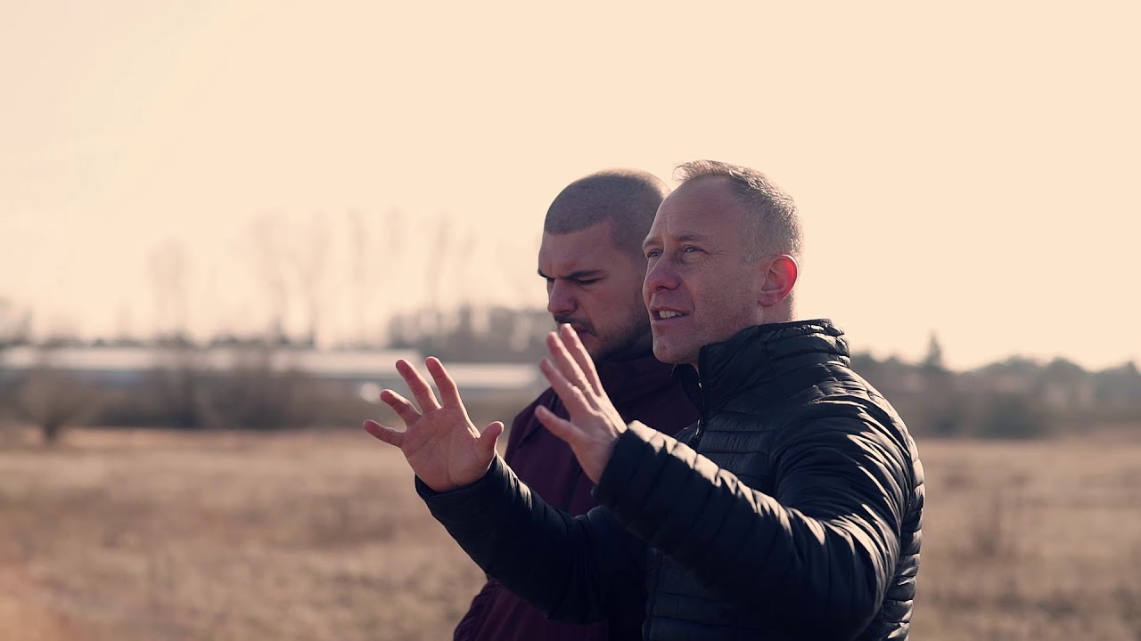 01. Królowa Pszczół: ul. Znaków zapytania [ks. Dominik Chmielewski & Piotr Tau Kowalczyk]