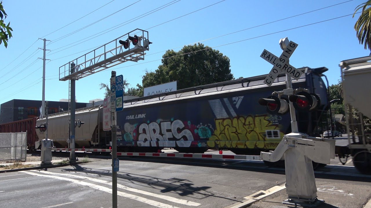 BNSF 8280 Manifest Train North, P St. Railroad Crossing, Sacramento CA