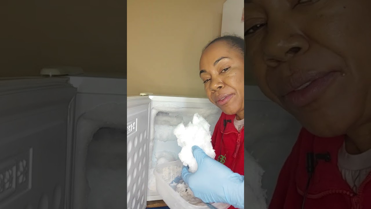 ASMR//EATING ICE FROM THE SMALL FREEZER/ HUMIDIFIER ❄️🧊