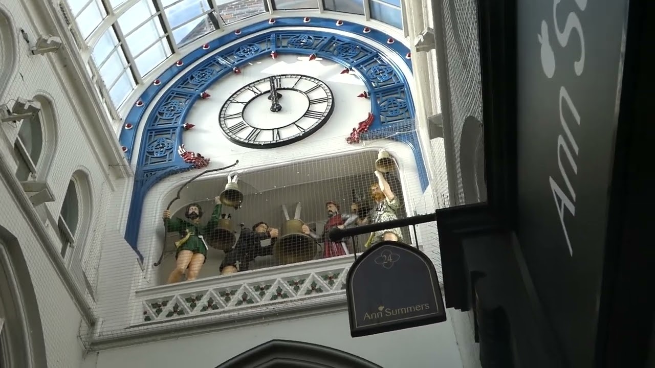 Leeds Thornton's arcade clock chimes 12 noon *hour chimes not working *