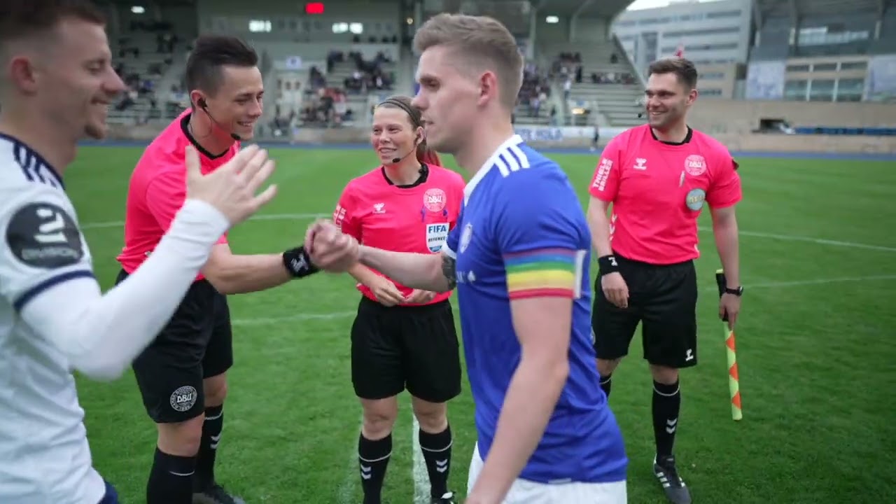 Frida er den første kvindelige fodbolddommer i herrernes 1. division ved siden af sit job i ISS